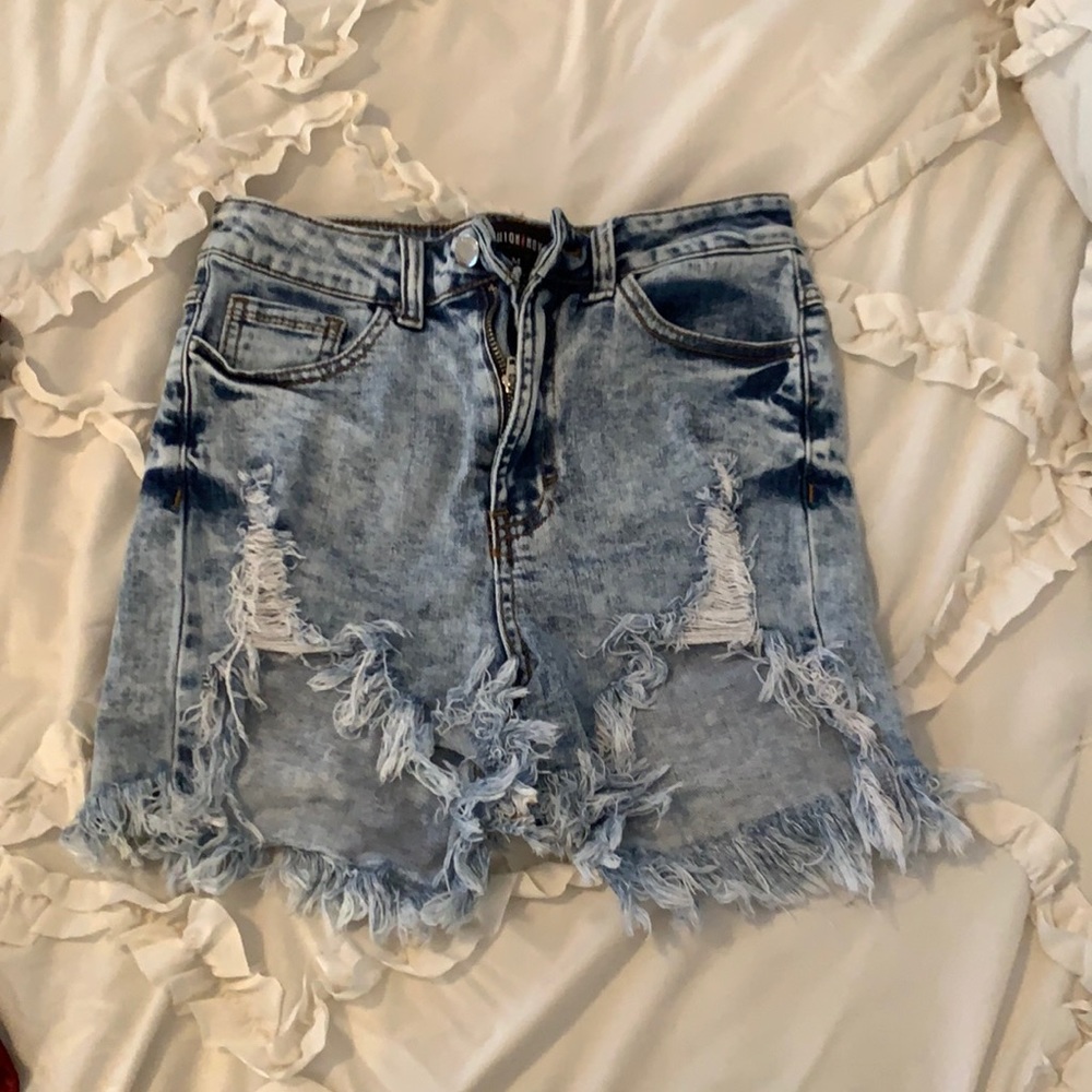 Distressed shorts. Very short. Fashion Nova, M